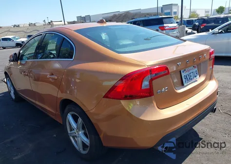 2013 Volvo S60 T5/T5 Platinum/T5 Premier/T5 Premier Plus z USA, uszkodzony, nr VIN YV1612FS1D2190732